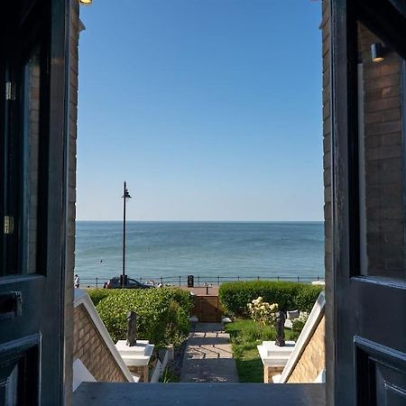 Stylish Beachfront Apartment, Sweeping Ocean Views And Luxury Touches Herne Bay Bagian luar foto