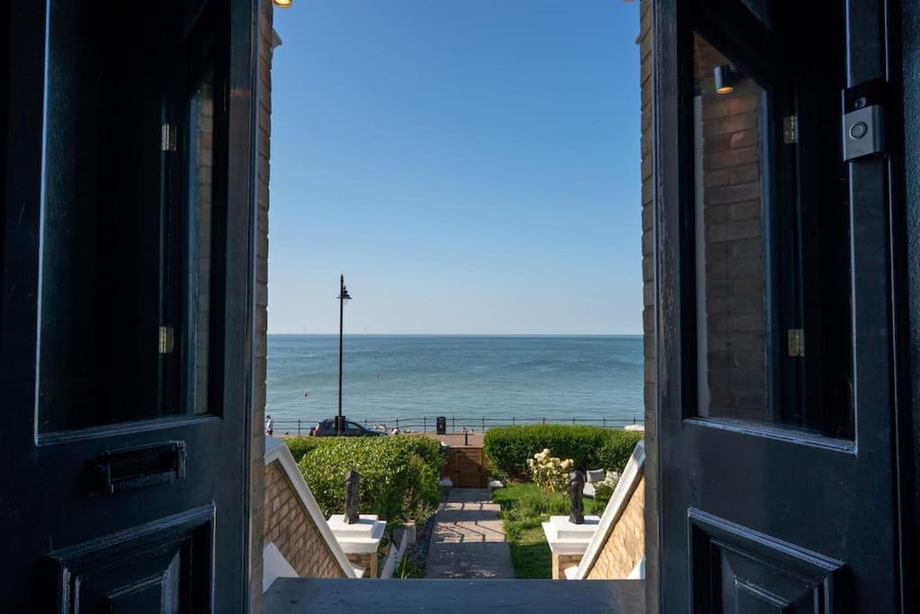 Stylish Beachfront Apartment, Sweeping Ocean Views And Luxury Touches Herne Bay Bagian luar foto