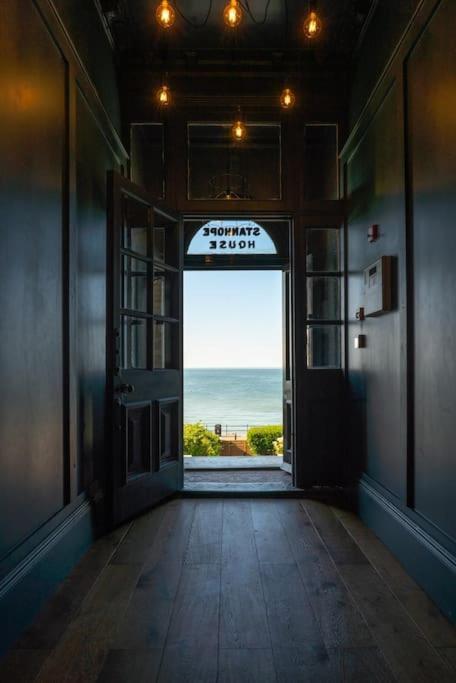 Stylish Beachfront Apartment, Sweeping Ocean Views And Luxury Touches Herne Bay Bagian luar foto