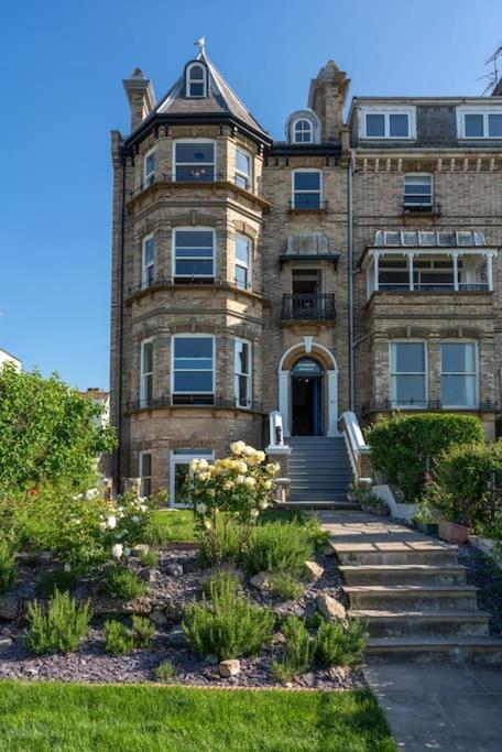 Stylish Beachfront Apartment, Sweeping Ocean Views And Luxury Touches Herne Bay Bagian luar foto