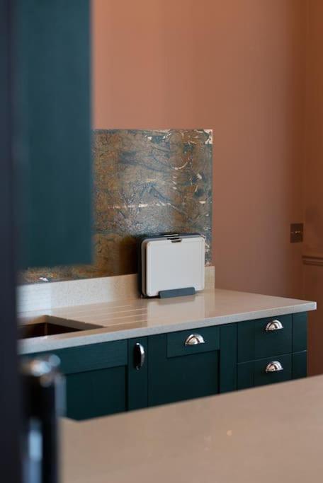 Stylish Beachfront Apartment, Sweeping Ocean Views And Luxury Touches Herne Bay Bagian luar foto