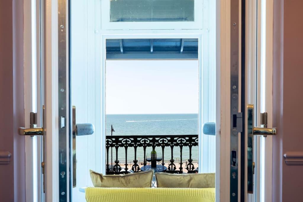 Stylish Beachfront Apartment, Sweeping Ocean Views And Luxury Touches Herne Bay Bagian luar foto