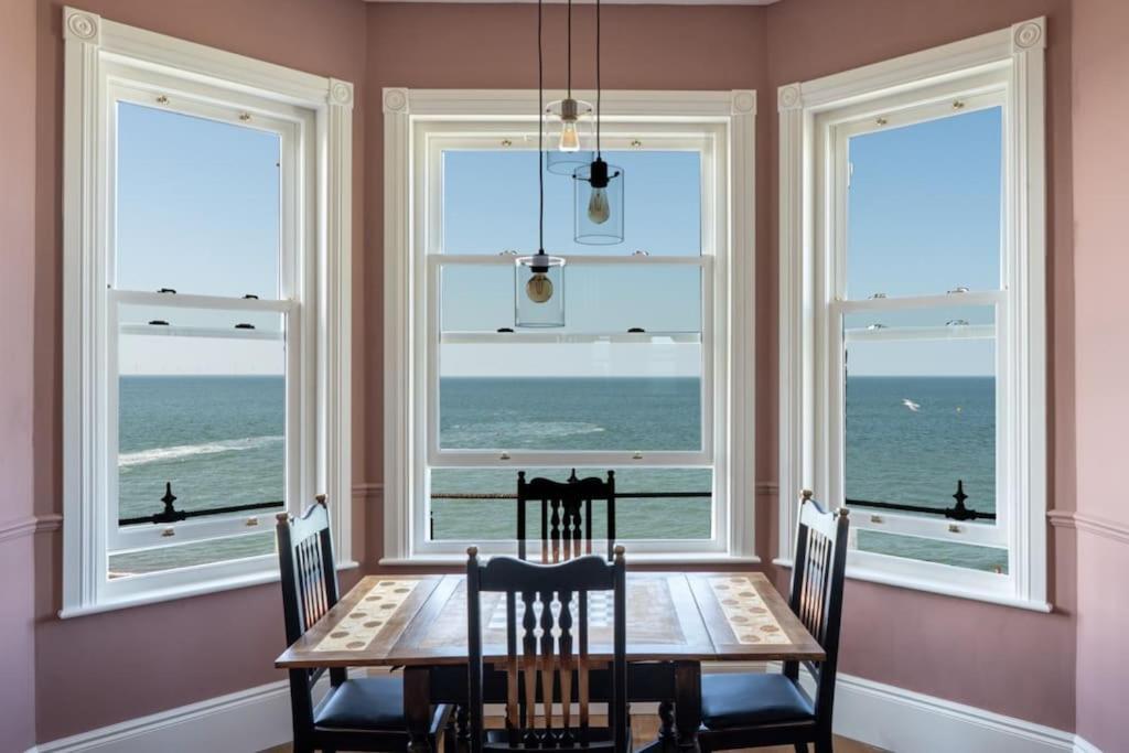 Stylish Beachfront Apartment, Sweeping Ocean Views And Luxury Touches Herne Bay Bagian luar foto