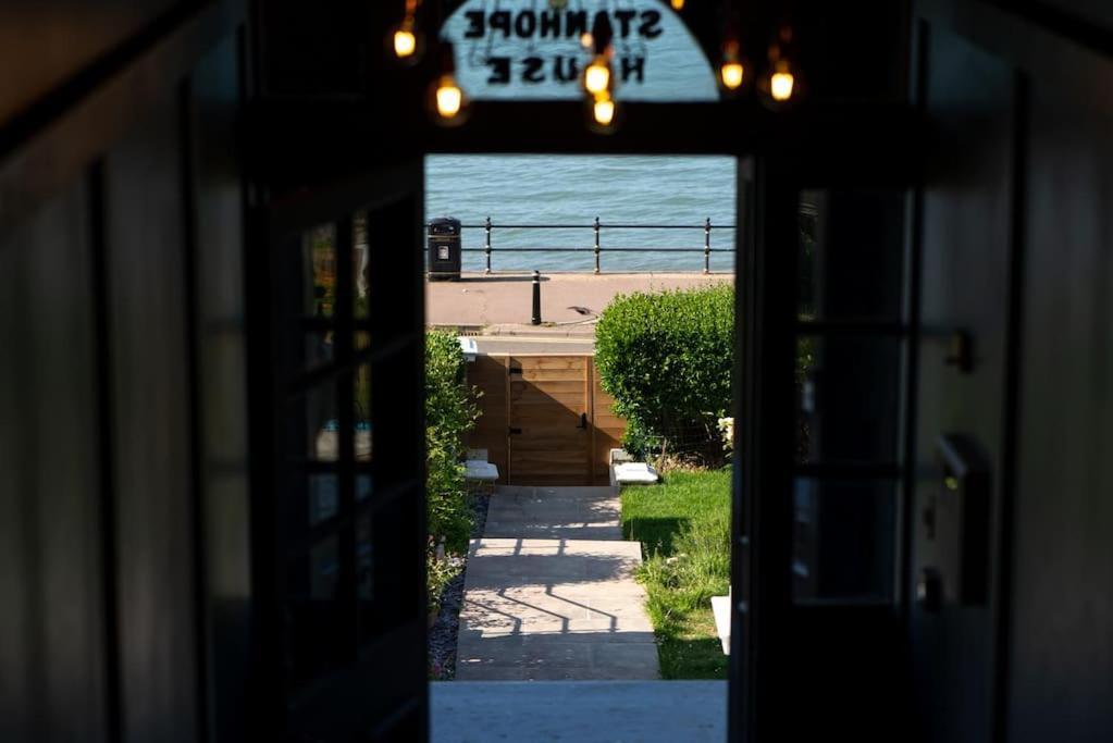 Stylish Beachfront Apartment, Sweeping Ocean Views And Luxury Touches Herne Bay Bagian luar foto
