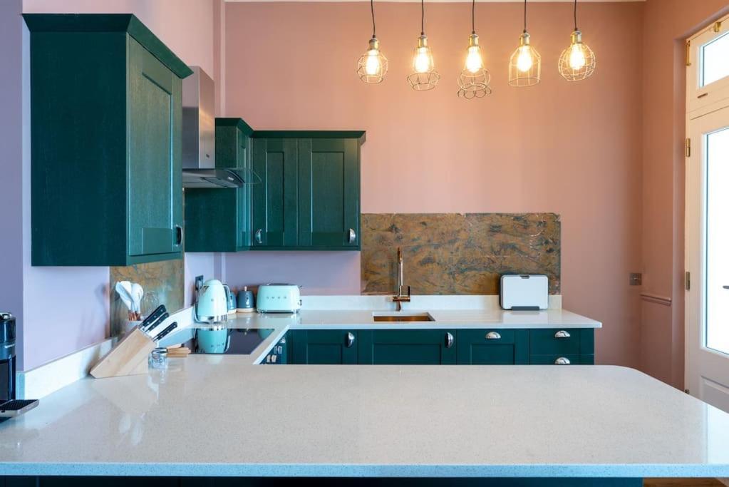 Stylish Beachfront Apartment, Sweeping Ocean Views And Luxury Touches Herne Bay Bagian luar foto